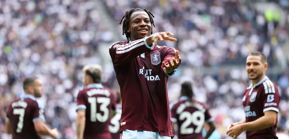 Jugador de Aston Villa celebrando en el campo