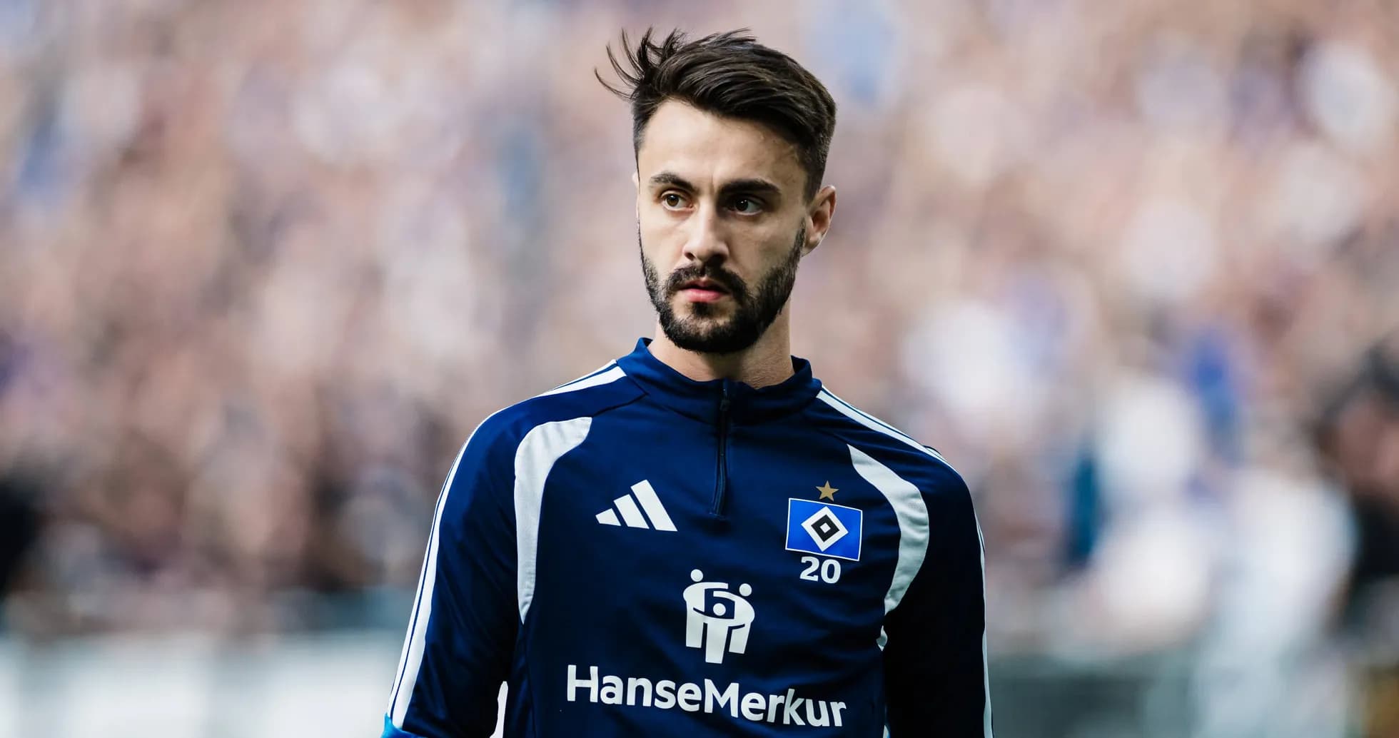 Jugador con camiseta del HSV en el campo