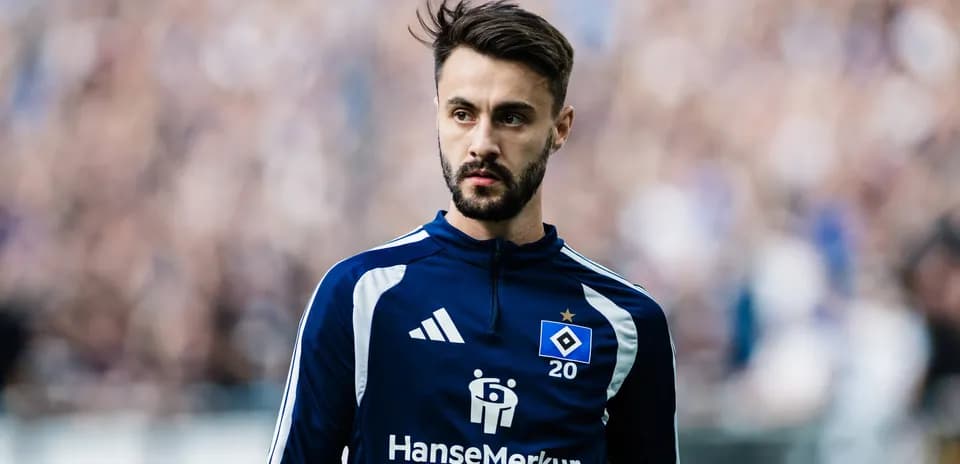 Jugador con camiseta del HSV en el campo