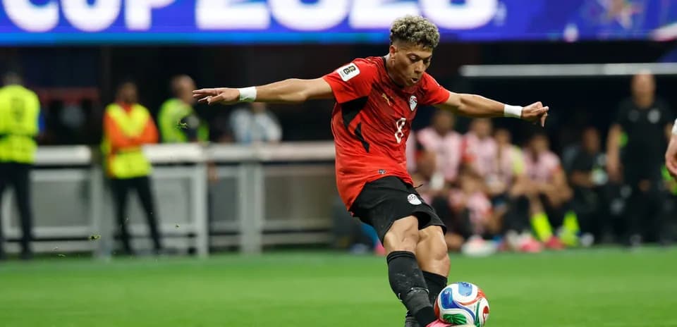 Jugador de Egipto disparando el balón en partido