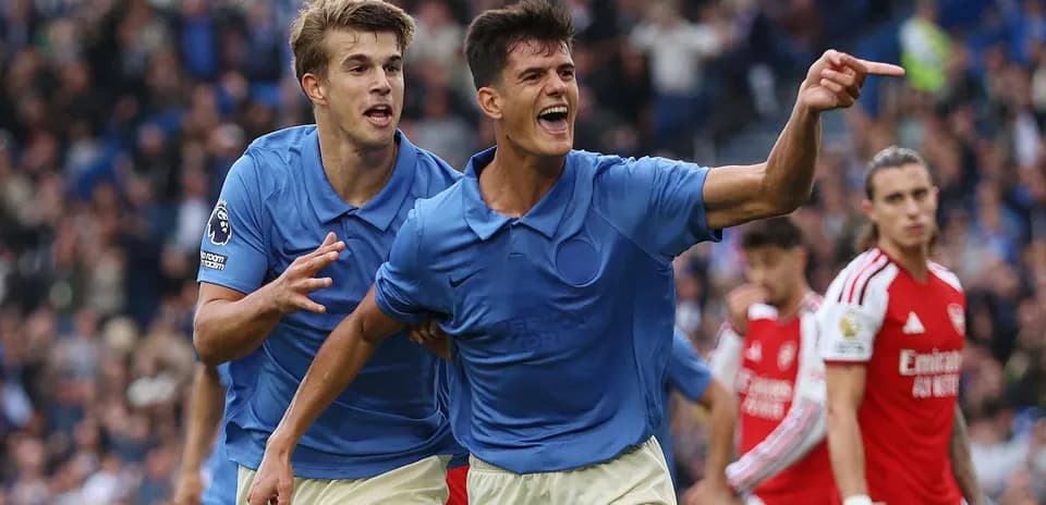 Jugadores celebrando un gol en el partido