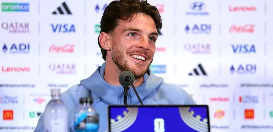 Jugador sonriente en conferencia de prensa