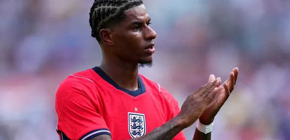 Jugador aplaudiendo con camiseta de Inglaterra en el campo