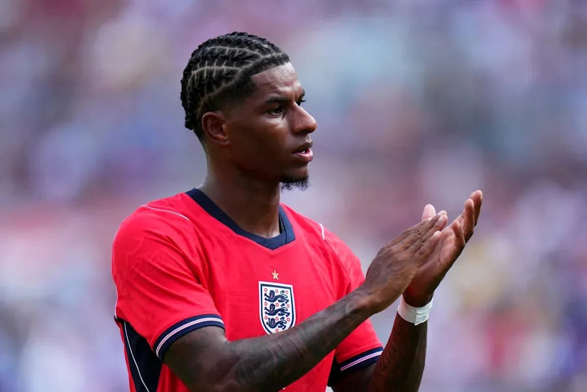 Jugador aplaudiendo con camiseta de Inglaterra en el campo