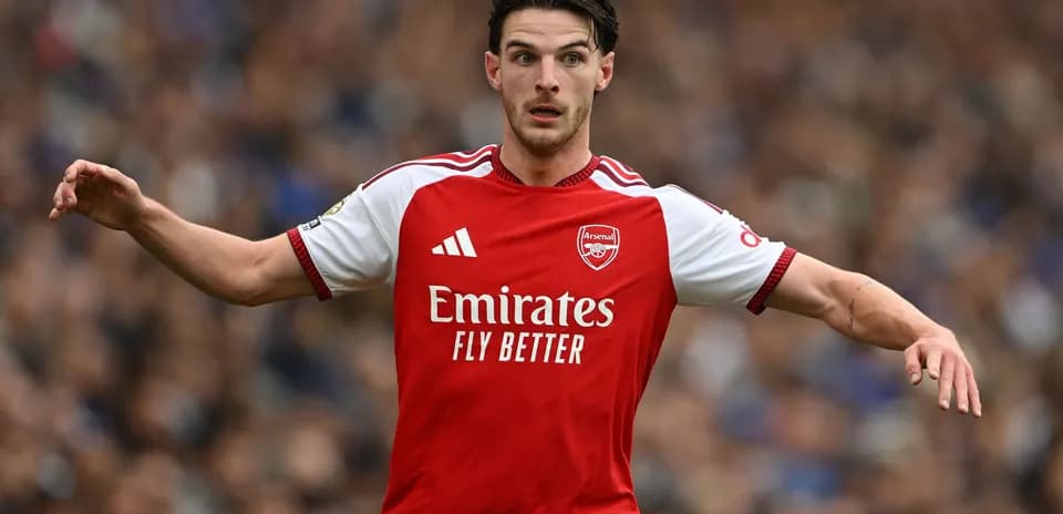 Jugador de Arsenal señalando durante el partido