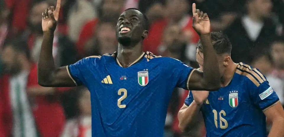 Jugador de Italia celebrando un gol en el partido
