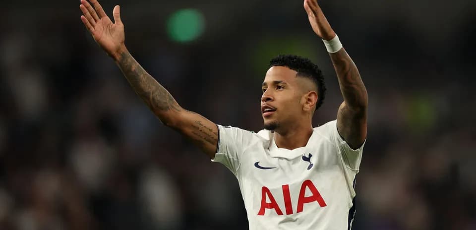 Jugador de Tottenham celebrando con los brazos alzados