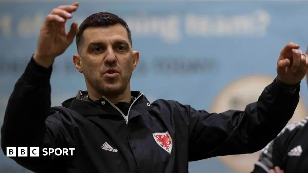 Entrenador hablando durante sesión de entrenamiento