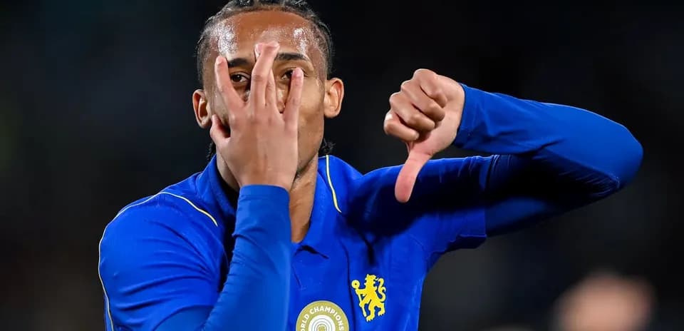 Jugador de Chelsea haciendo un gesto con la mano