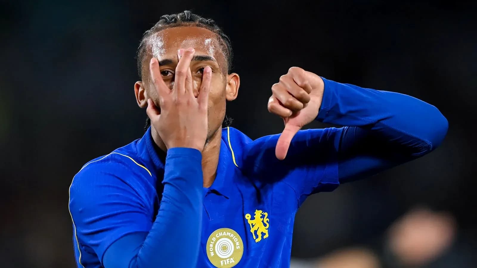 Jugador de Chelsea haciendo un gesto con la mano