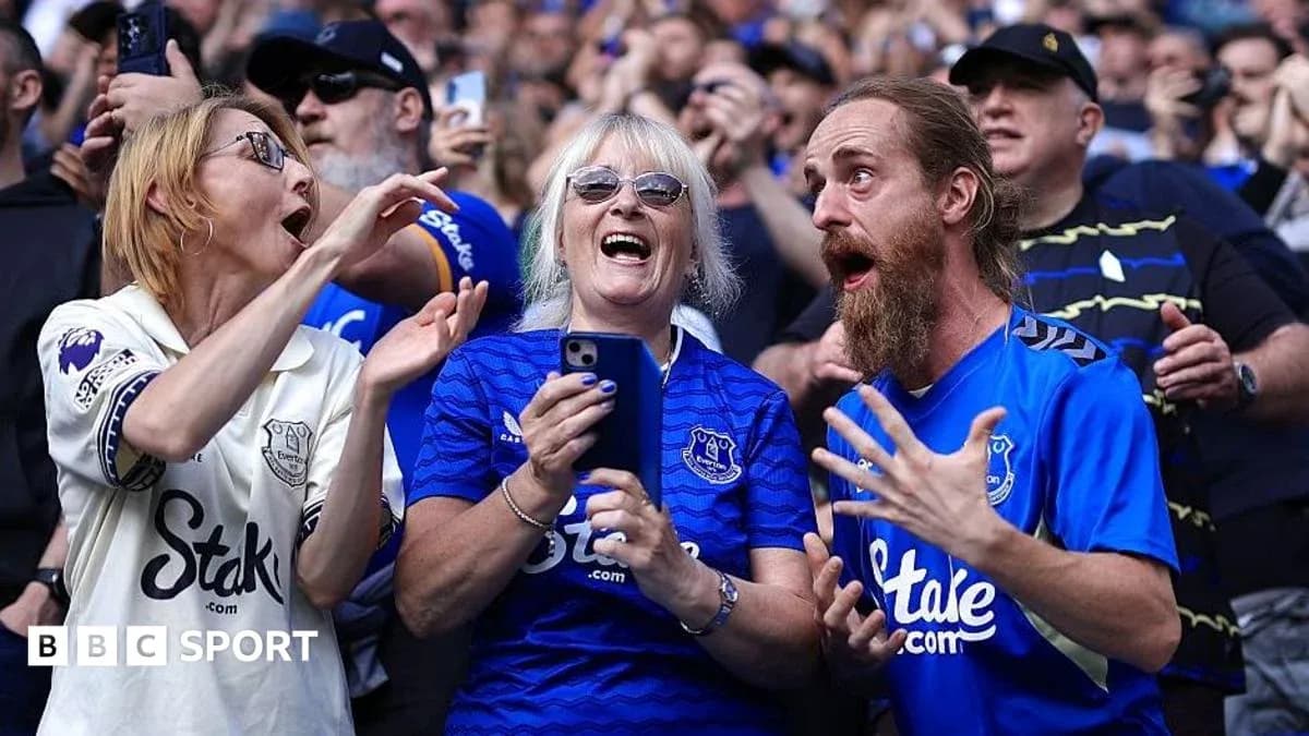 Aficionados de Everton celebrando en las gradas