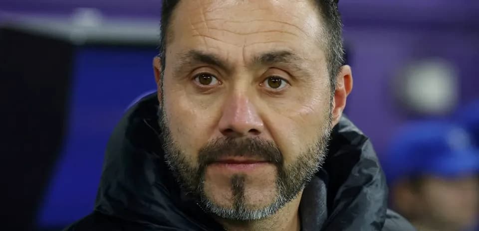 Entrenador observando el partido desde la banda