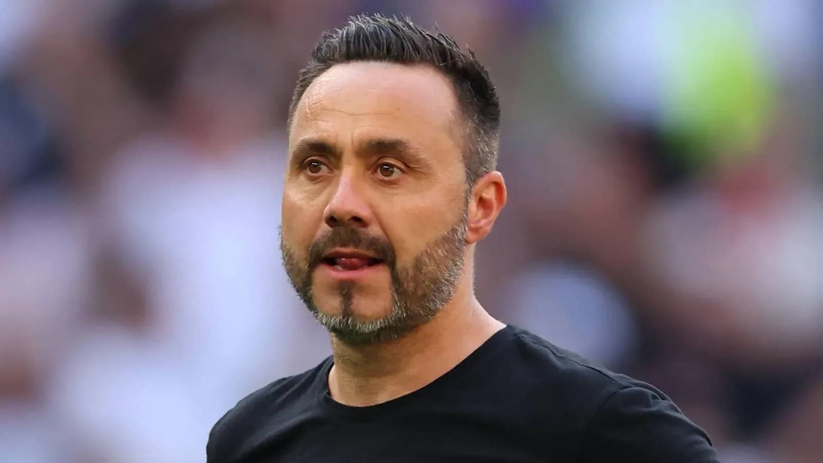 Entrenador observando el partido desde la línea lateral