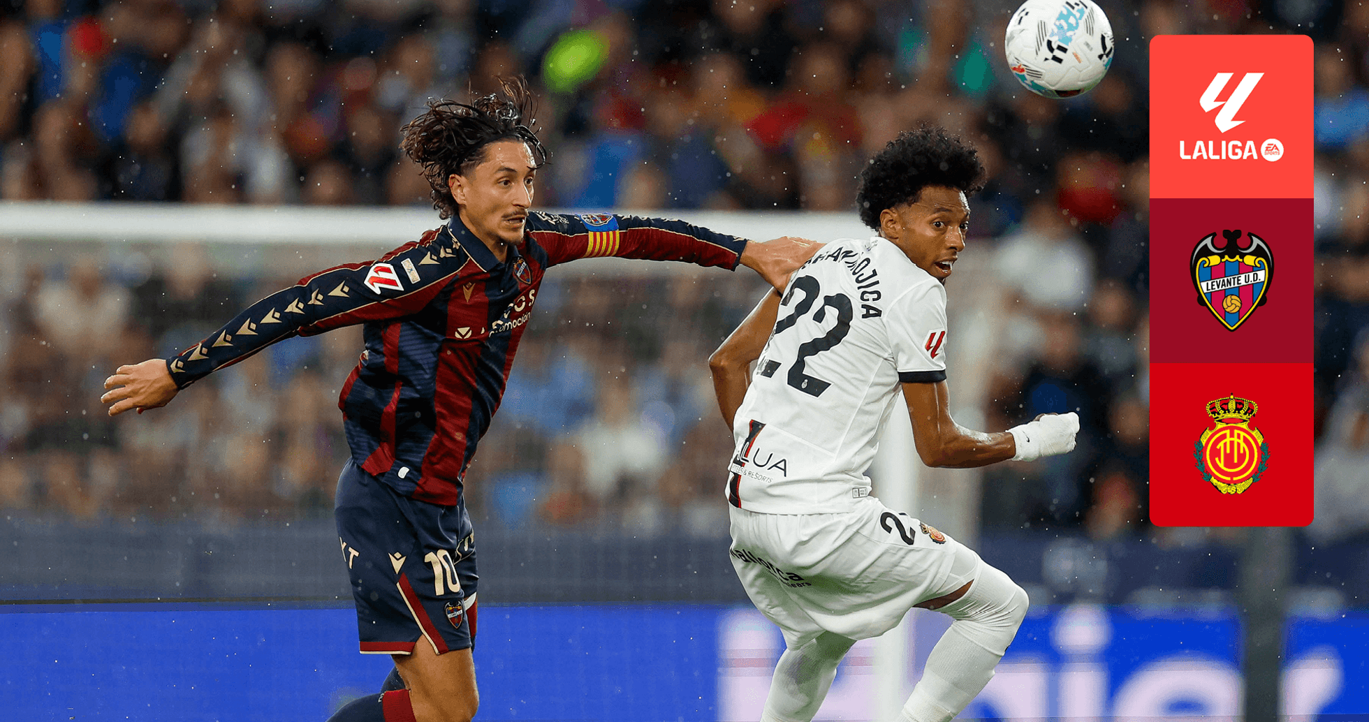Jugador de Levante compitiendo por el balón