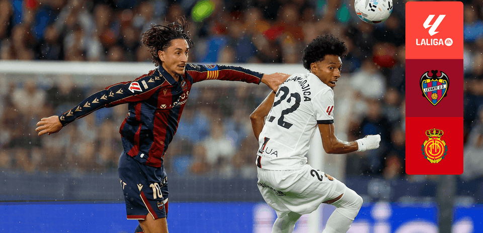 Jugador de Levante compitiendo por el balón
