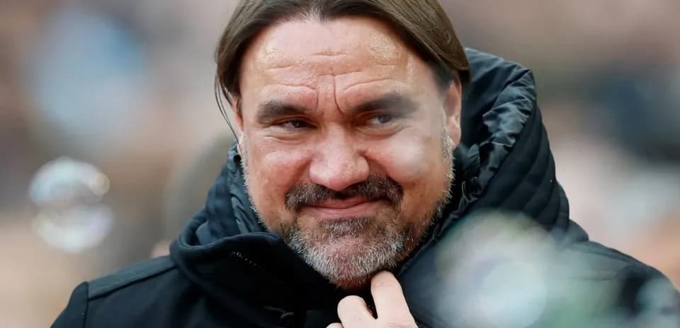 Entrenador en la línea de banda durante el partido