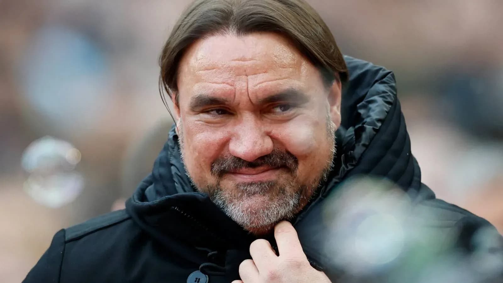 Entrenador en la línea de banda durante el partido
