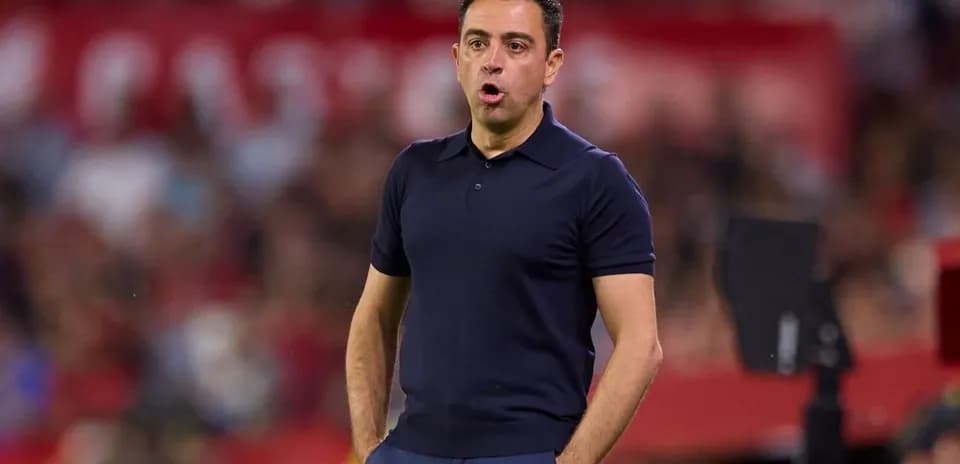 Entrenador dirigiendo a su equipo desde la línea lateral