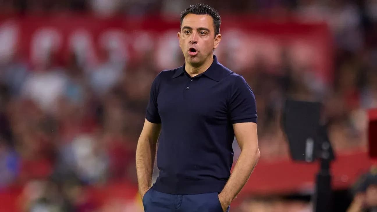 Entrenador dirigiendo a su equipo desde la línea lateral