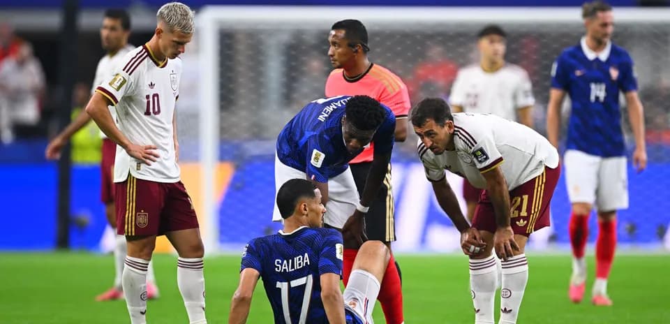 Jugadores de Francia y España en el campo