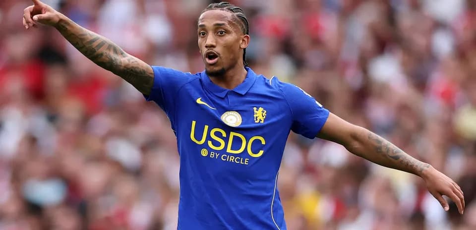 Jugador de Chelsea señalando durante el partido