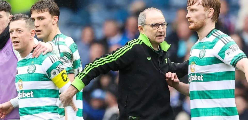 Jugadores de Celtic con el entrenador en el campo