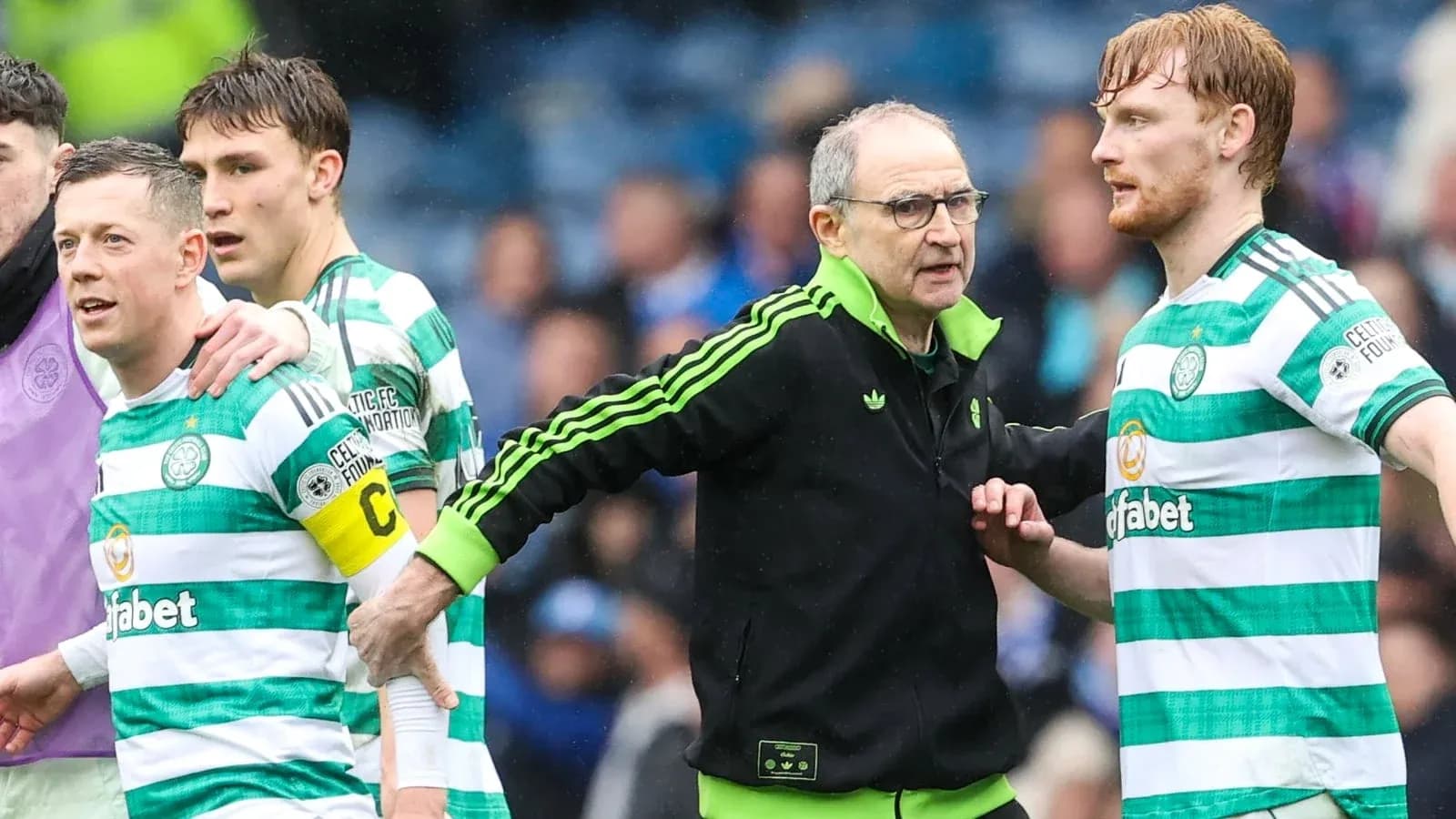 Jugadores de Celtic con el entrenador en el campo