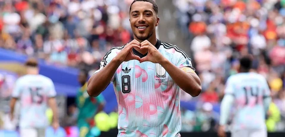 Jugador haciendo un gesto de corazón en el campo