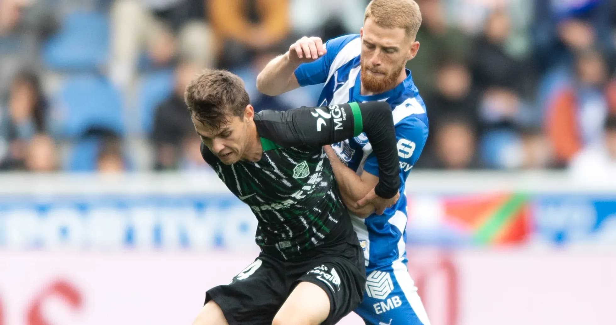 Jugadores de Elche y Alavés luchando por el balón