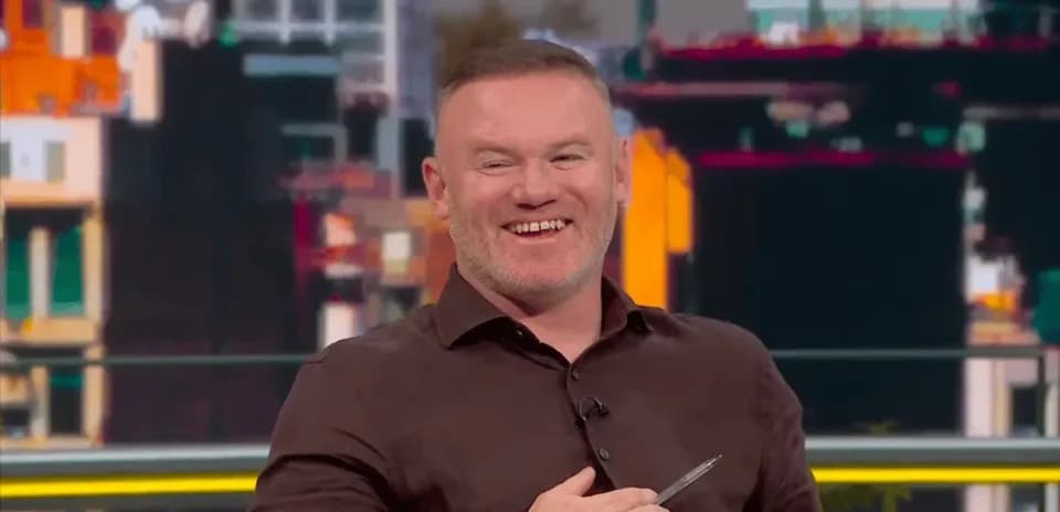 Hombre sonriendo en un set de televisión