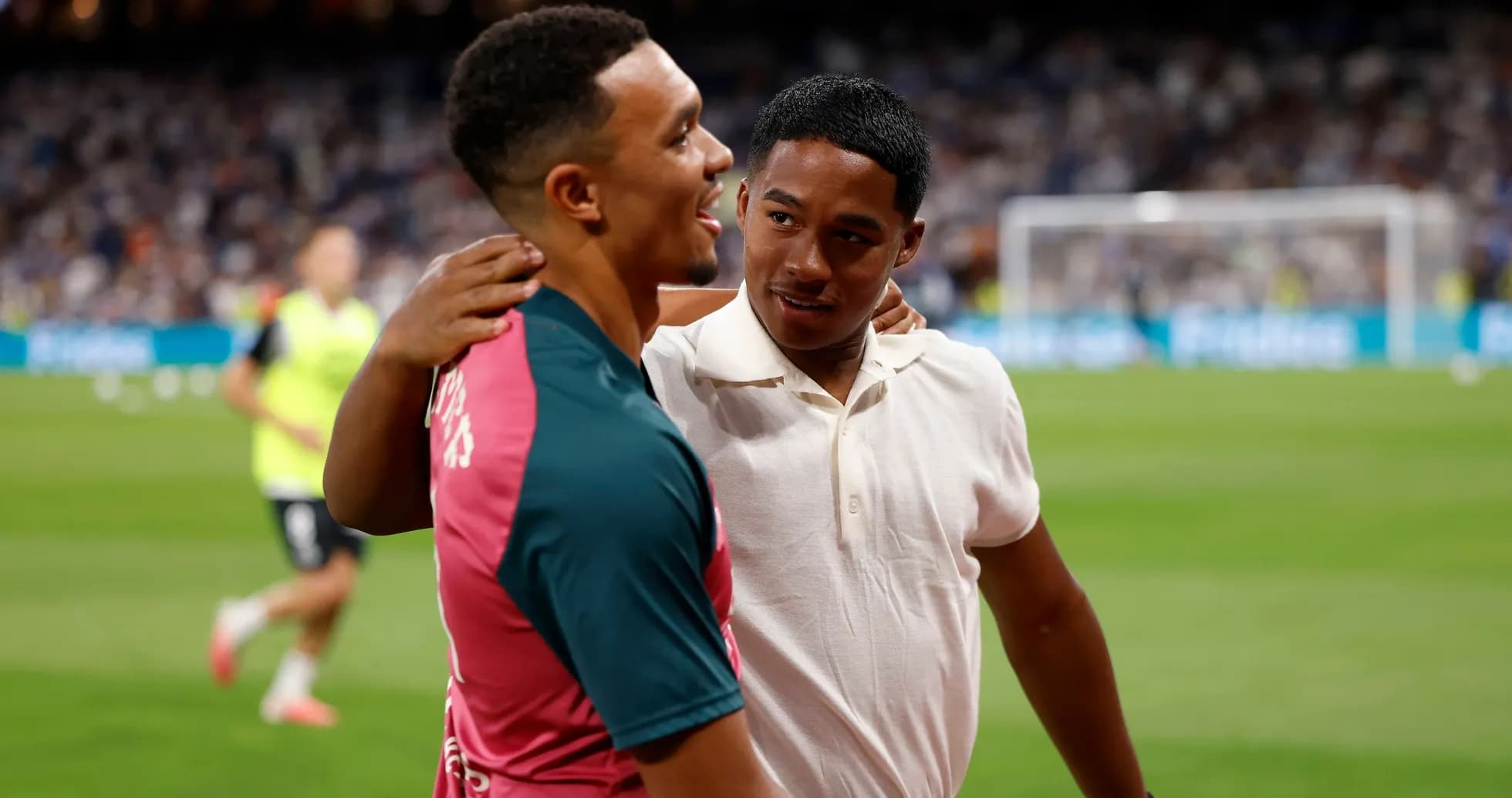 Dos jugadores se saludan en el campo de fútbol