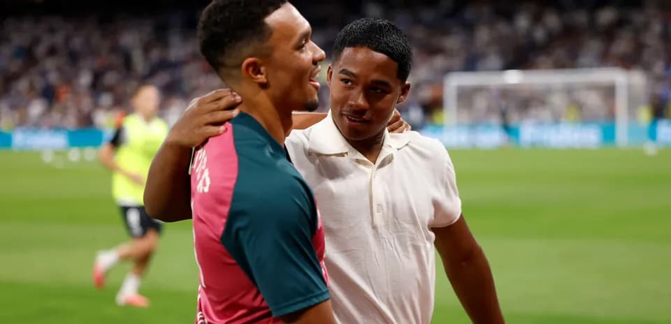 Dos jugadores se saludan en el campo de fútbol