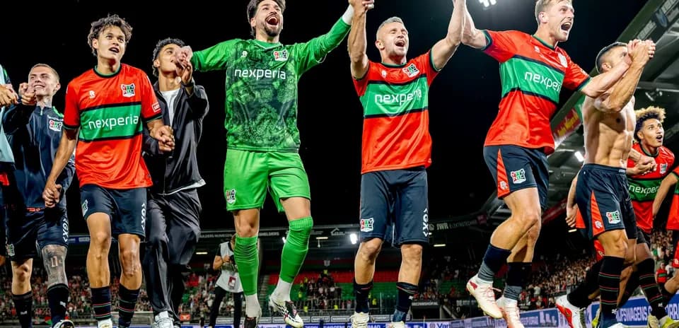 Jugadores de NEC celebrando en el estadio
