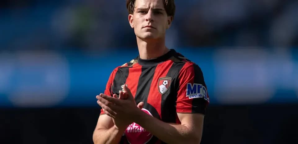 Jugador de Bournemouth aplaudiendo en el campo