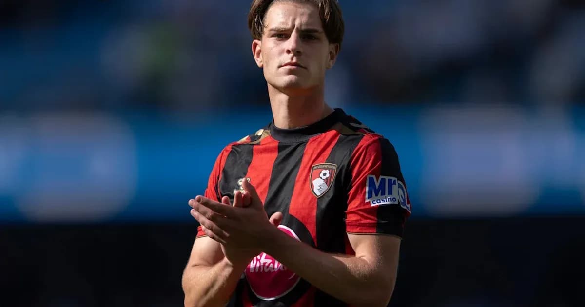 Jugador de Bournemouth aplaudiendo en el campo