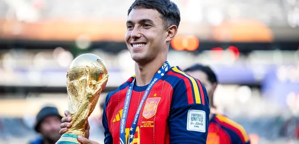 Jugador sosteniendo la Copa del Mundo en celebración