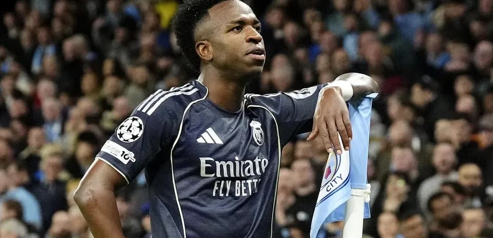 Jugador de Real Madrid junto al banderín de córner