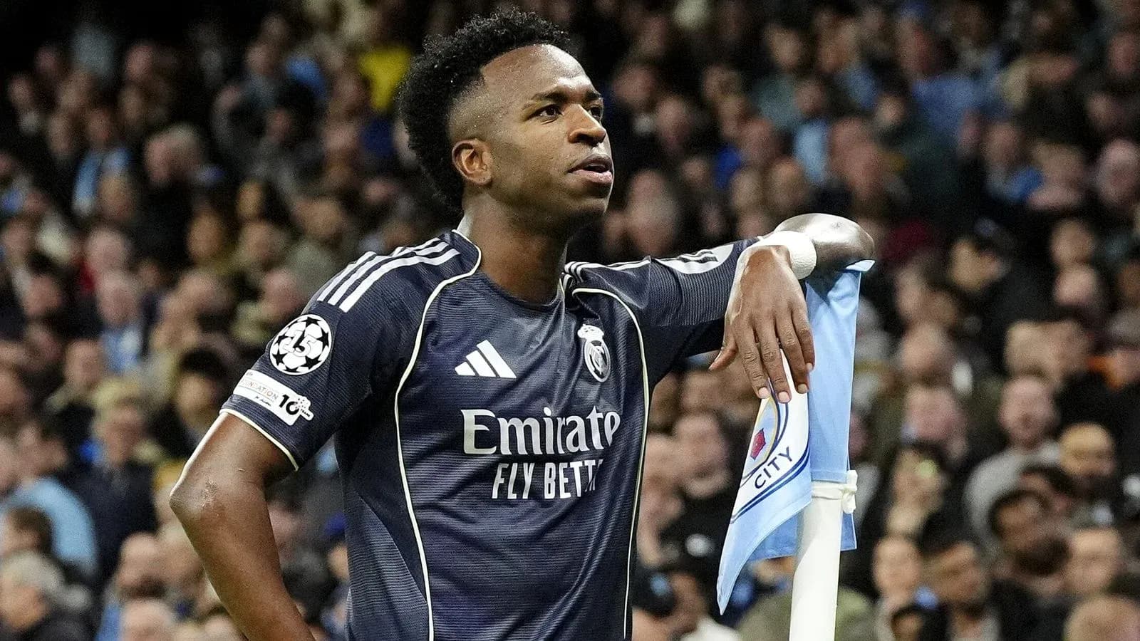 Jugador de Real Madrid junto al banderín de córner