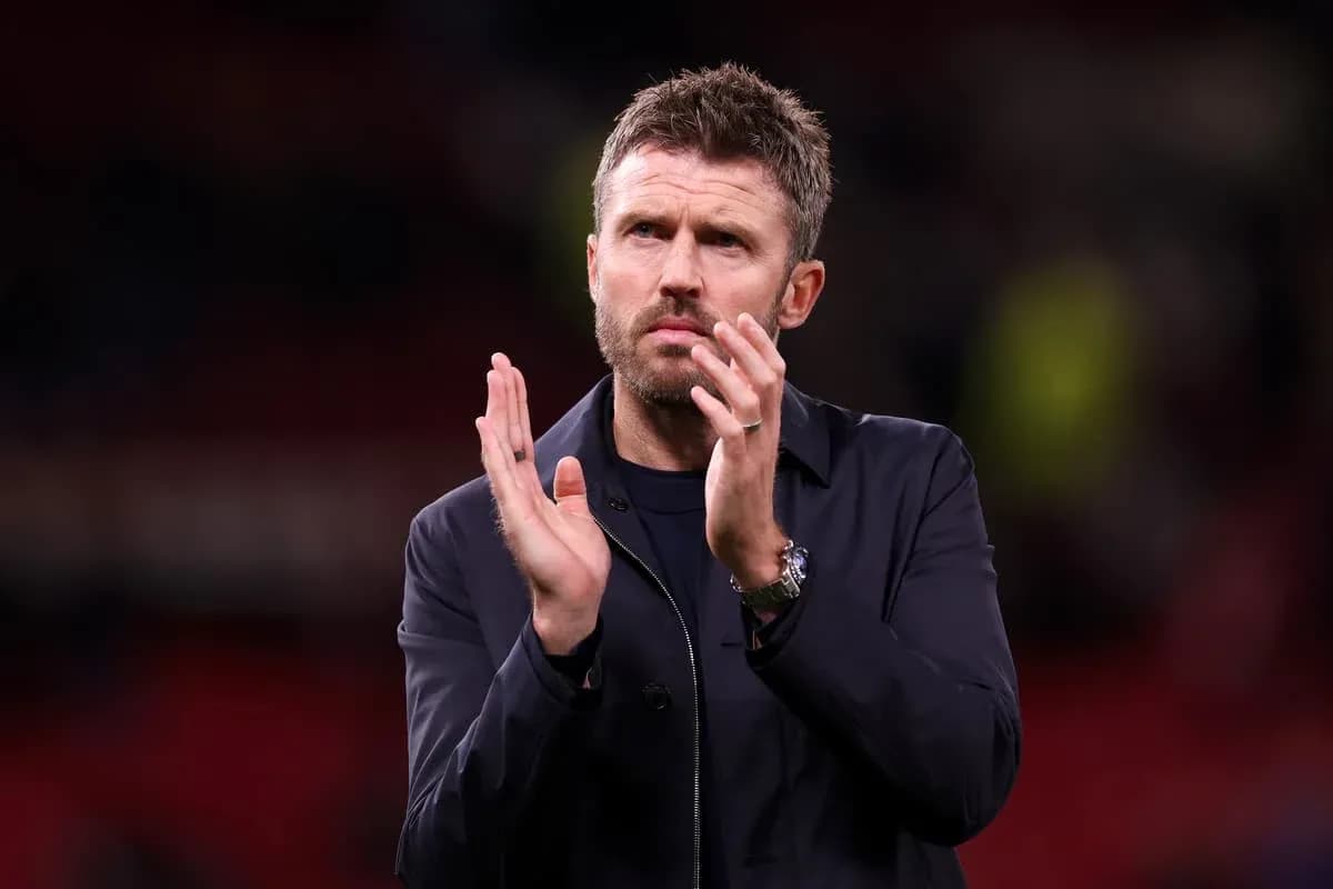 Entrenador aplaudiendo en el campo de fútbol