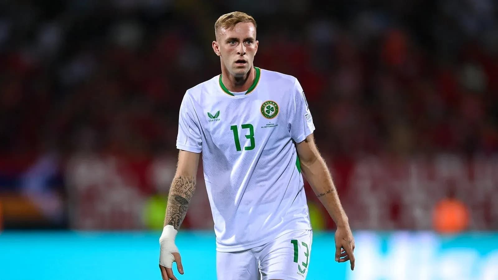 Jugador irlandés caminando en el campo de fútbol