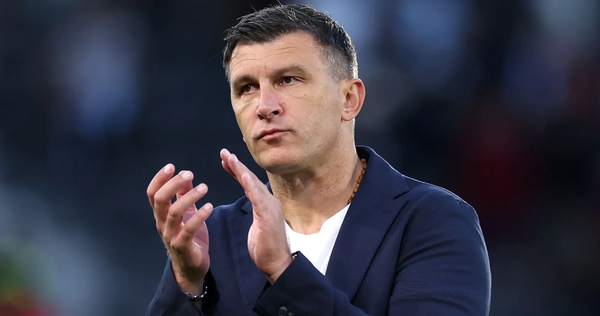 Entrenador aplaudiendo durante el partido