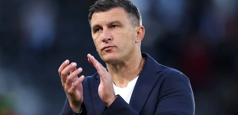 Entrenador aplaudiendo durante el partido