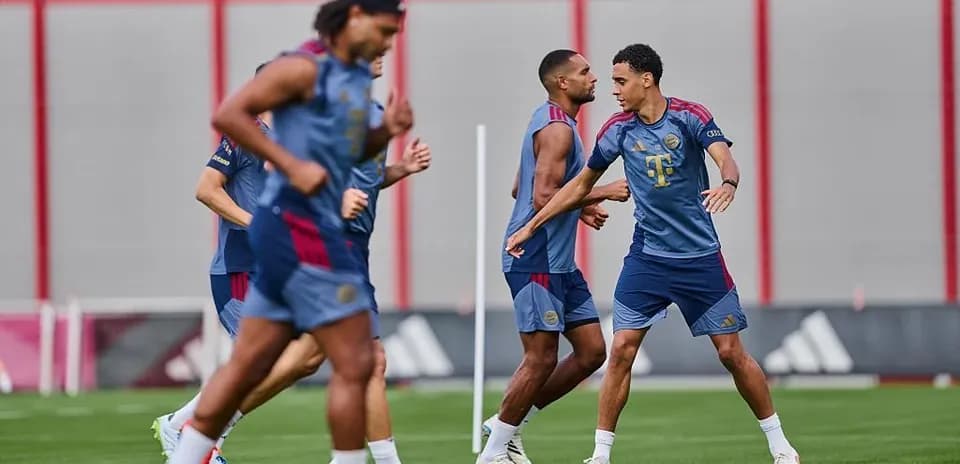 Jugadores de fútbol entrenando en el campo