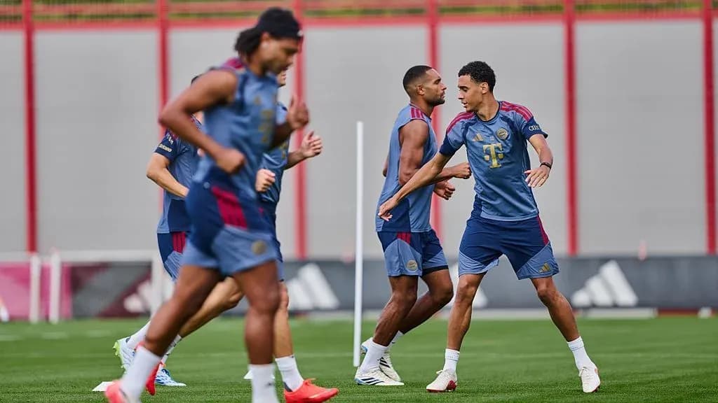 Jugadores de fútbol entrenando en el campo