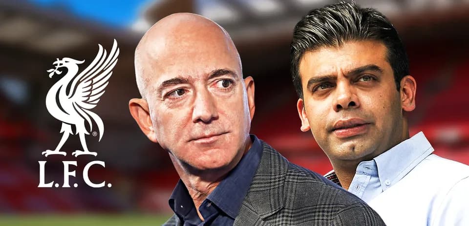 Jeff Bezos y otro ejecutivo con logo de Liverpool F.C.