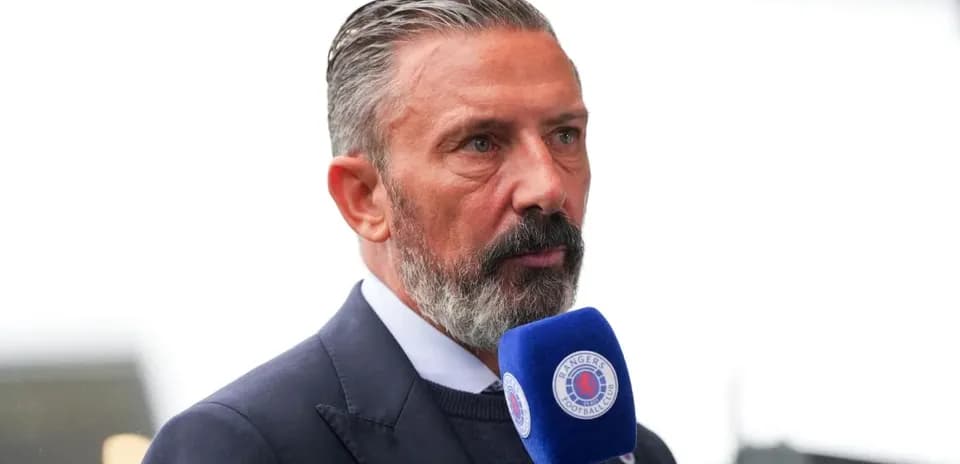Hombre hablando en micrófono de prensa deportiva