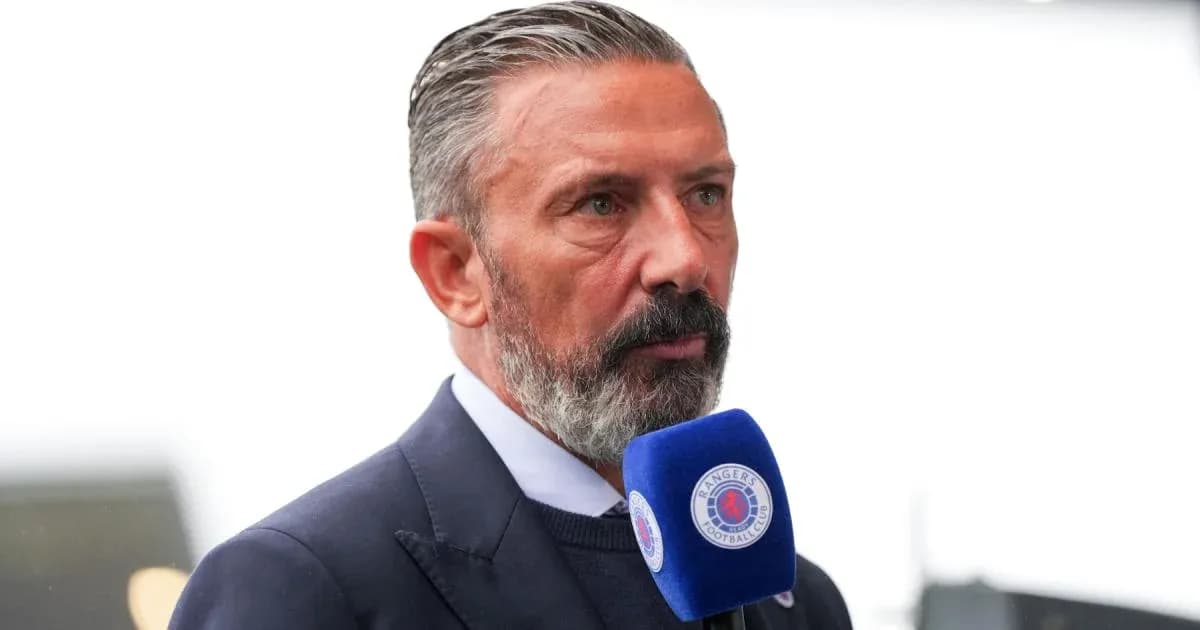 Hombre hablando en micrófono de prensa deportiva