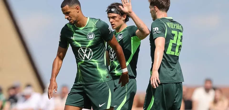 Jugadores del VfL Wolfsburg en el campo de juego