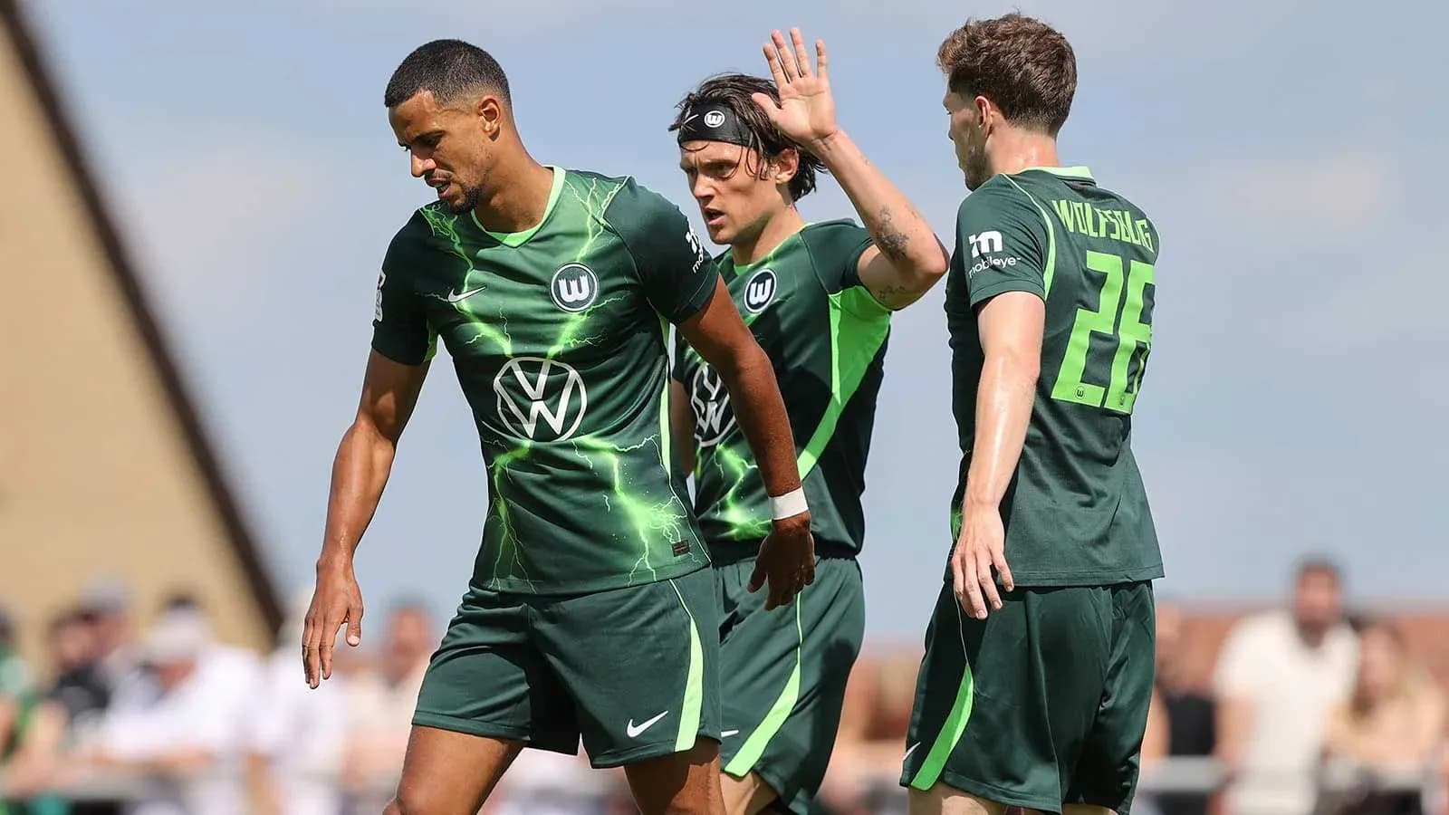 Jugadores del VfL Wolfsburg en el campo de juego