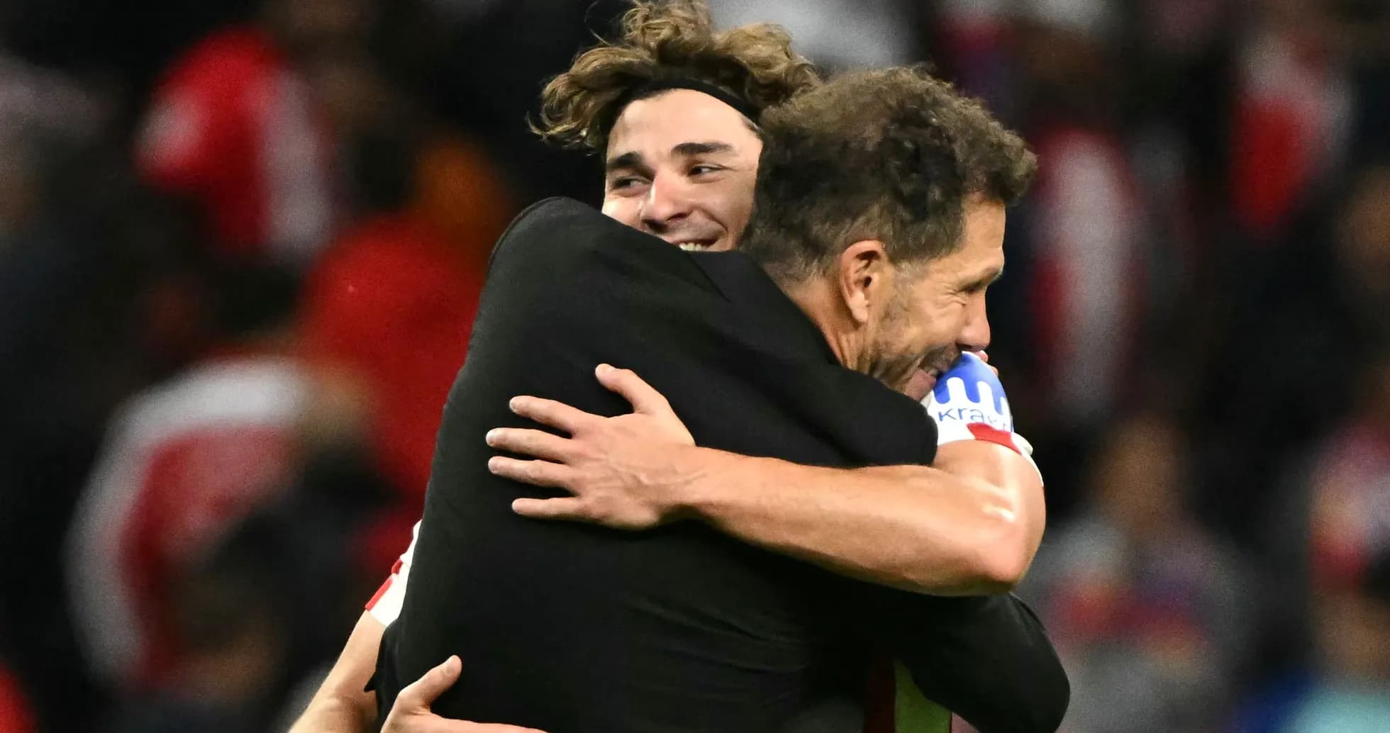 Entrenador y jugador abrazándose tras victoria
